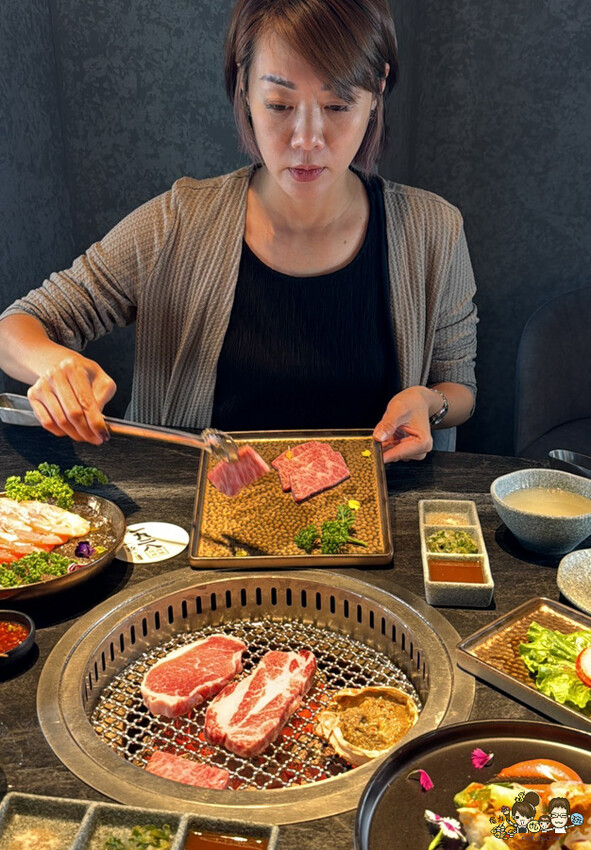 全台首間海港燒肉 1928燒肉總鋪-高流海洋店，最美療癒海港燒肉隱藏鯨魚06館 、海洋限定美食、高雄輕軌美食 - 跟著尼力吃喝玩樂＆親子生活