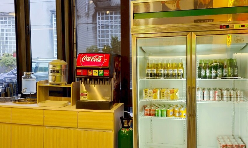 邪惡起司瀑布大爆發！經典美式牛肉漢堡必吃推薦，還有玉米濃湯、氣泡飲料免費喝！！