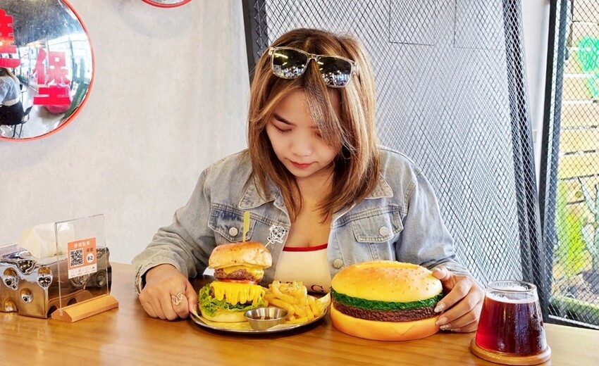 邪惡起司瀑布大爆發！經典美式牛肉漢堡必吃推薦，還有玉米濃湯、氣泡飲料免費喝！！