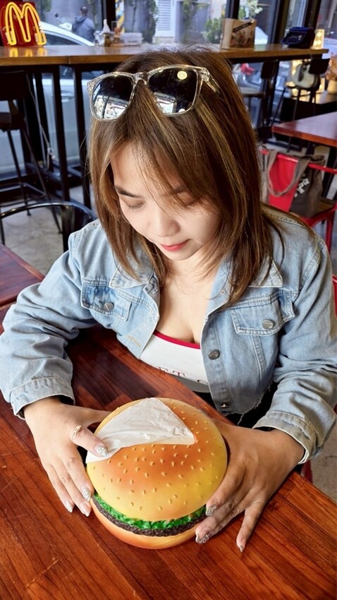 邪惡起司瀑布大爆發！經典美式牛肉漢堡必吃推薦，還有玉米濃湯、氣泡飲料免費喝！！