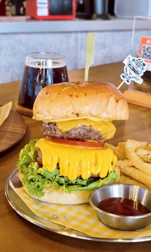 邪惡起司瀑布大爆發！經典美式牛肉漢堡必吃推薦，還有玉米濃湯、氣泡飲料免費喝！！
