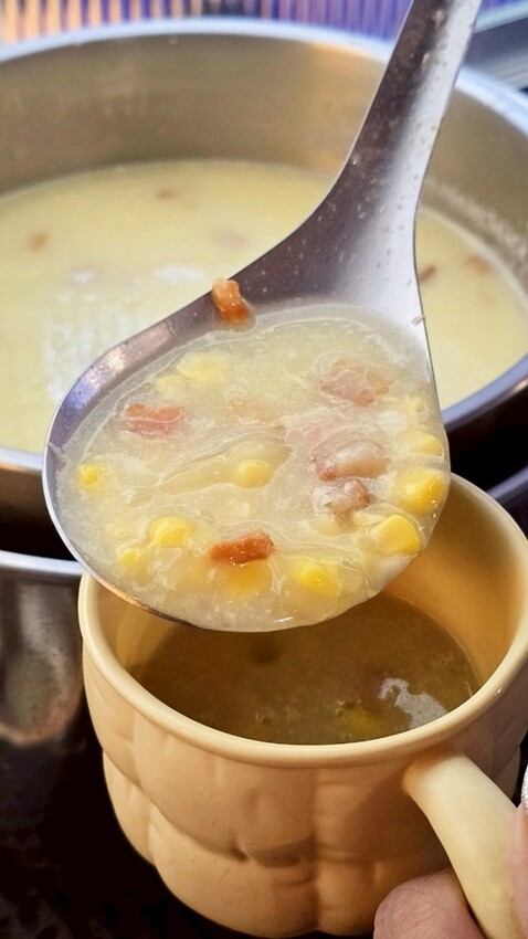 邪惡起司瀑布大爆發！經典美式牛肉漢堡必吃推薦，還有玉米濃湯、氣泡飲料免費喝！！