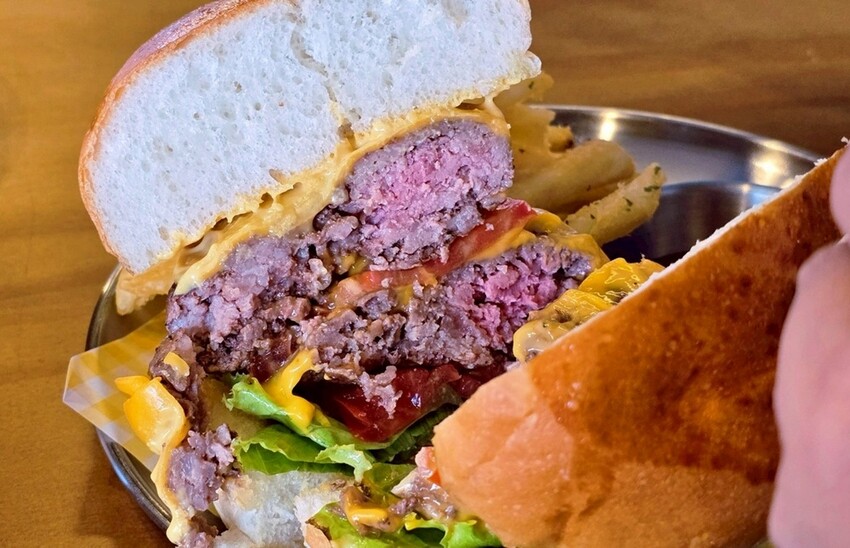 邪惡起司瀑布大爆發！經典美式牛肉漢堡必吃推薦，還有玉米濃湯、氣泡飲料免費喝！！