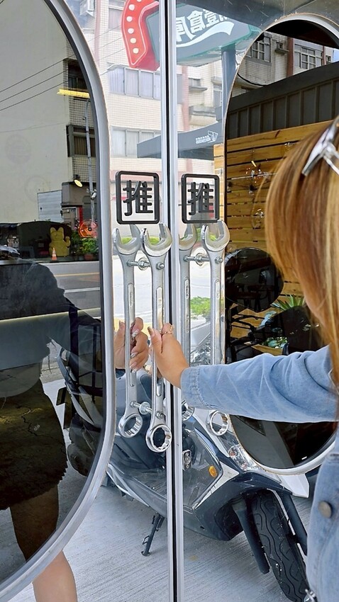 邪惡起司瀑布大爆發！經典美式牛肉漢堡必吃推薦，還有玉米濃湯、氣泡飲料免費喝！！