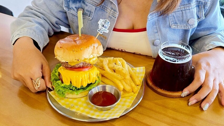 邪惡起司瀑布大爆發！經典美式牛肉漢堡必吃推薦，還有玉米濃湯、氣泡飲料免費喝！！