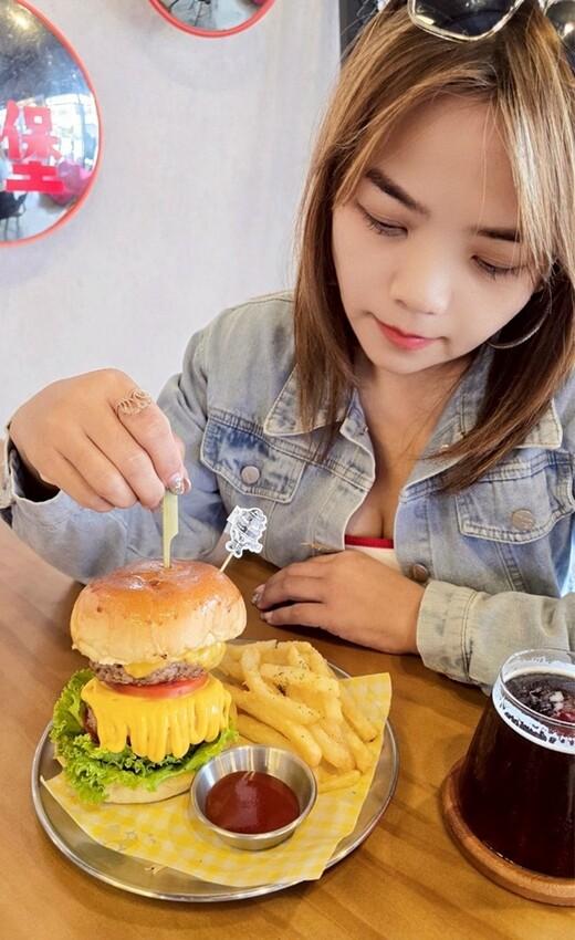 邪惡起司瀑布大爆發！經典美式牛肉漢堡必吃推薦，還有玉米濃湯、氣泡飲料免費喝！！