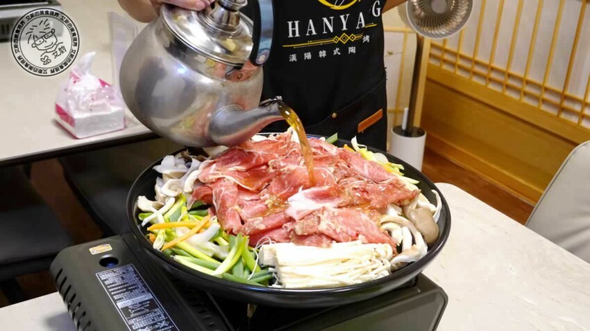 台北東區吃首爾家常菜！漢陽韓式陶盤烤肉，肉質軟嫩多汁必吃。