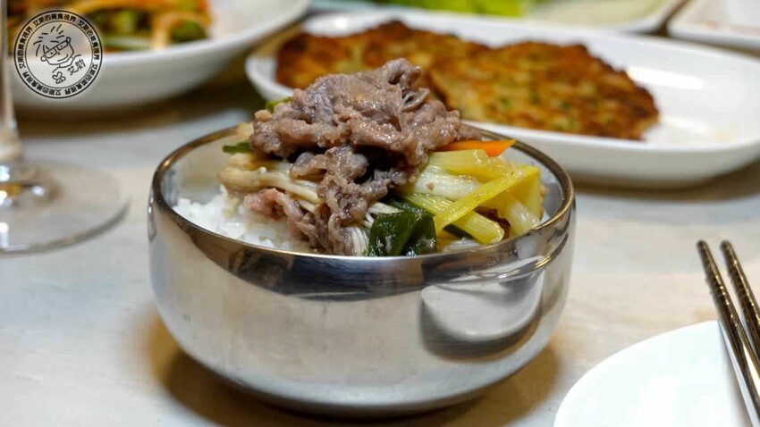 台北東區吃首爾家常菜！漢陽韓式陶盤烤肉，肉質軟嫩多汁必吃。