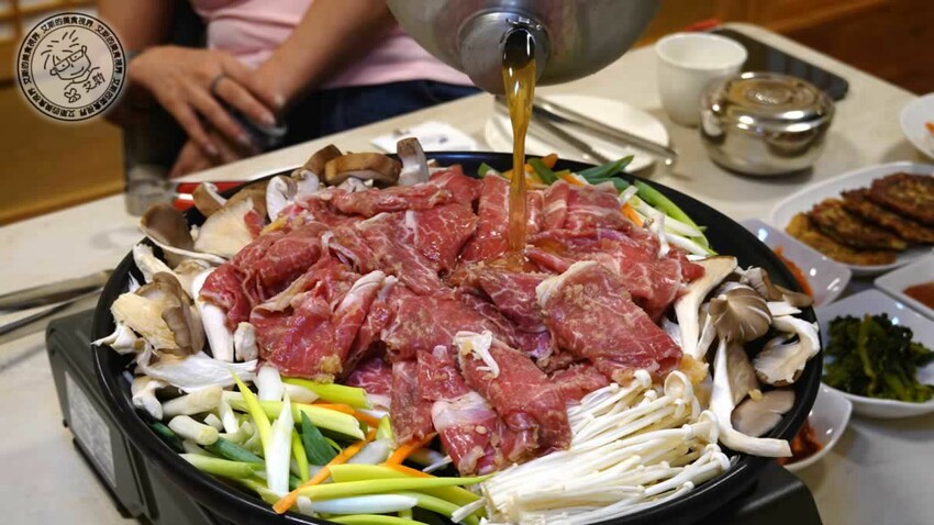台北東區吃首爾家常菜！漢陽韓式陶盤烤肉，肉質軟嫩多汁必吃。