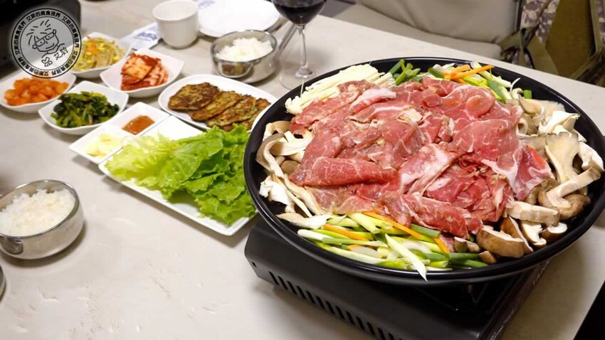 台北東區吃首爾家常菜！漢陽韓式陶盤烤肉，肉質軟嫩多汁必吃。