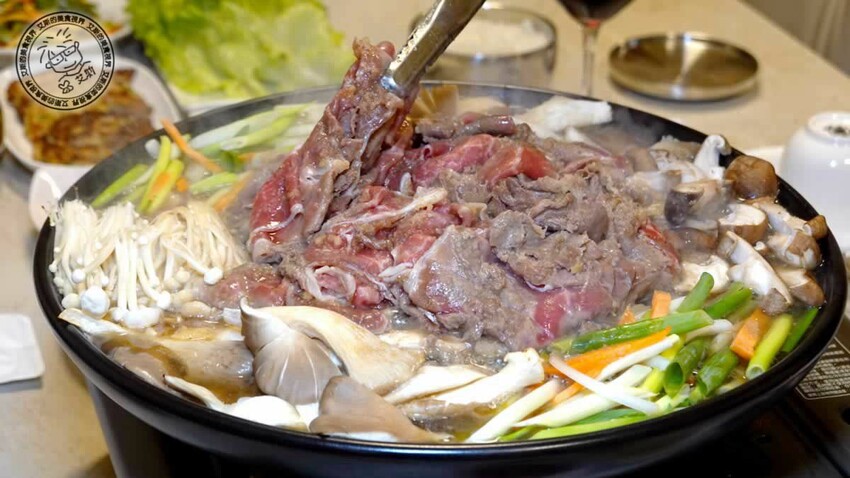 台北東區吃首爾家常菜！漢陽韓式陶盤烤肉，肉質軟嫩多汁必吃。