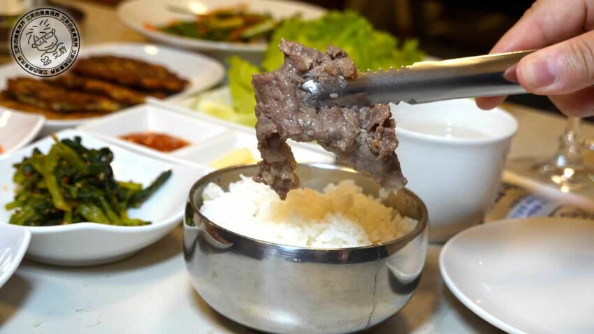 台北東區吃首爾家常菜！漢陽韓式陶盤烤肉，肉質軟嫩多汁必吃。