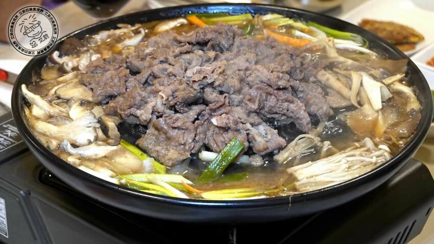 台北東區吃首爾家常菜！漢陽韓式陶盤烤肉，肉質軟嫩多汁必吃。