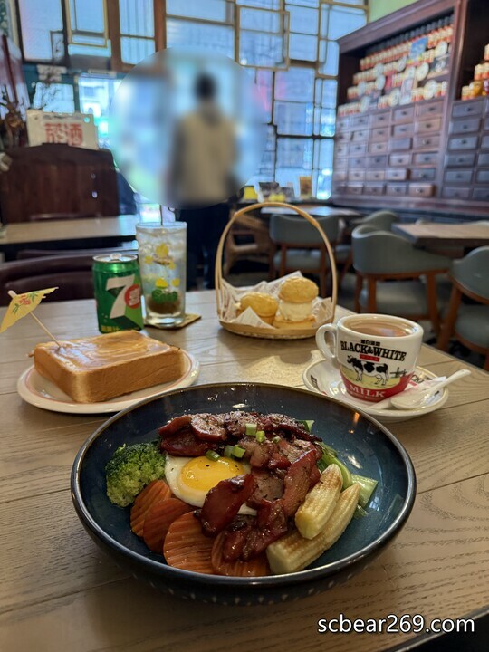 大稻埕復古老宅咖啡廳！窩窩咖啡Wooo Coffee打造懷舊港式料理與藝文空間。