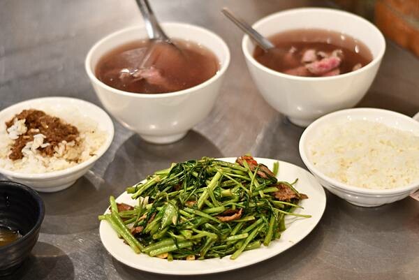 台南在地溫體牛肉湯推薦，鴻牛溫體牛肉湯民權店，品嚐鮮嫩溫體牛肉湯