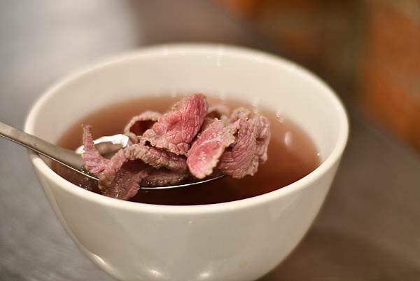 台南在地溫體牛肉湯推薦，鴻牛溫體牛肉湯民權店，品嚐鮮嫩溫體牛肉湯