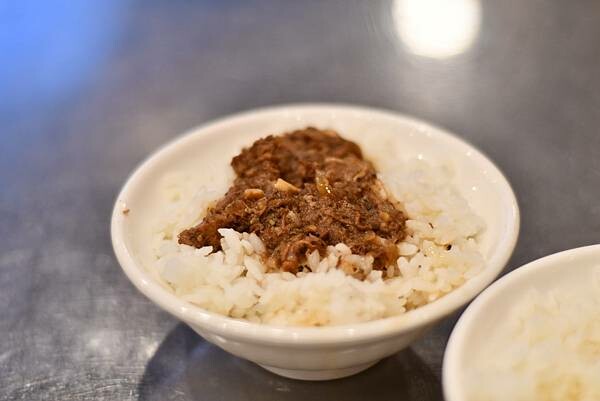 台南在地溫體牛肉湯推薦，鴻牛溫體牛肉湯民權店，品嚐鮮嫩溫體牛肉湯