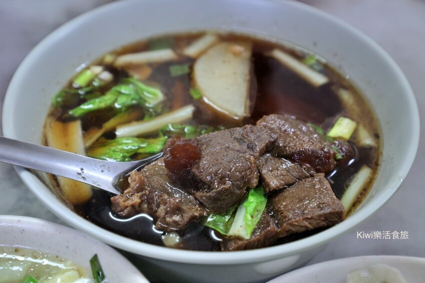 彰化金記牛肉麵超高CP值！牛肉麵70元還免費加麵，銅板價吃超飽。