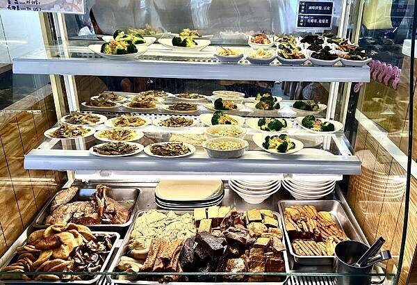 【汐止美食】中興眷村-中興店｜隱藏於巷弄裡的懷舊風味｜舒適的