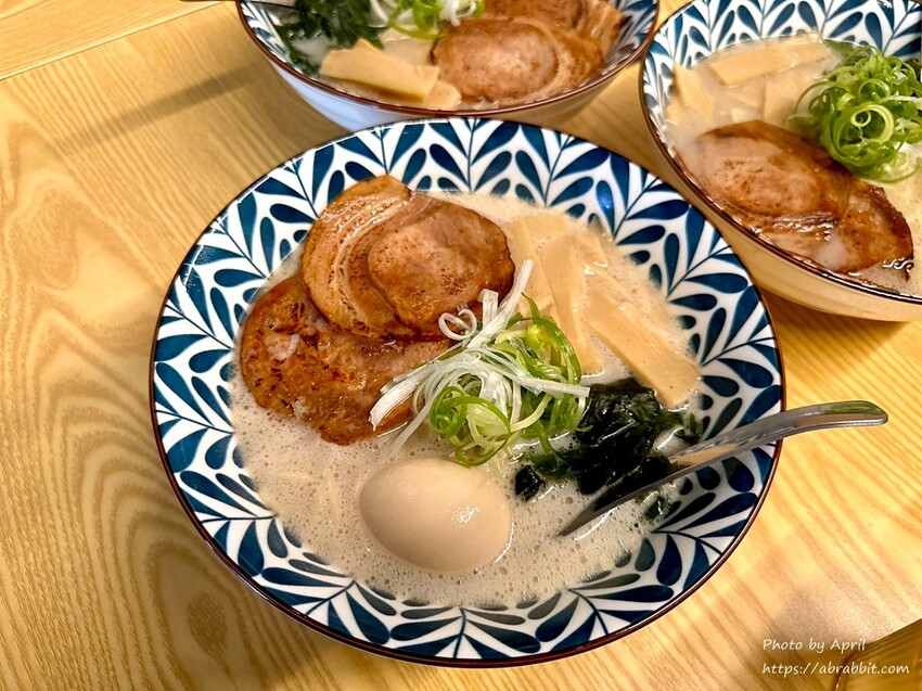 台中拉麵必吃!浘拉麵135元豚骨拉麵,免費加麵吃到飽。