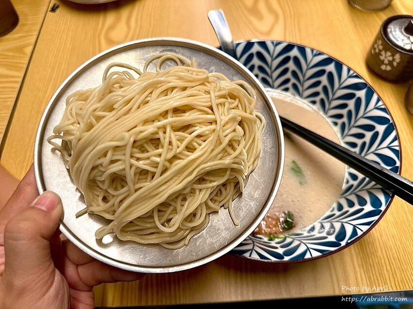 台中拉麵必吃!浘拉麵135元豚骨拉麵,免費加麵吃到飽。