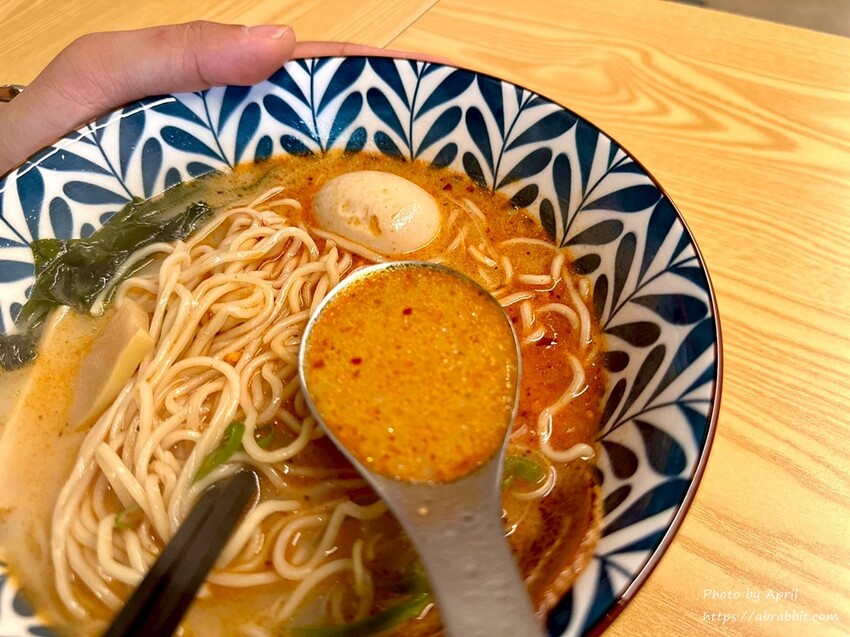 台中拉麵必吃!浘拉麵135元豚骨拉麵,免費加麵吃到飽。