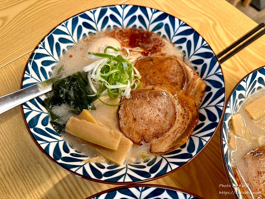 台中拉麵必吃!浘拉麵135元豚骨拉麵,免費加麵吃到飽。