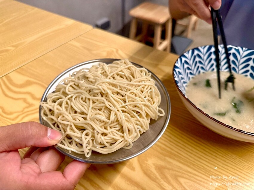 台中拉麵必吃!浘拉麵135元豚骨拉麵,免費加麵吃到飽。