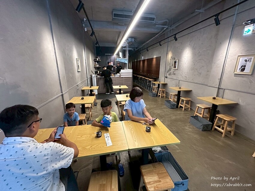 台中拉麵必吃!浘拉麵135元豚骨拉麵,免費加麵吃到飽。