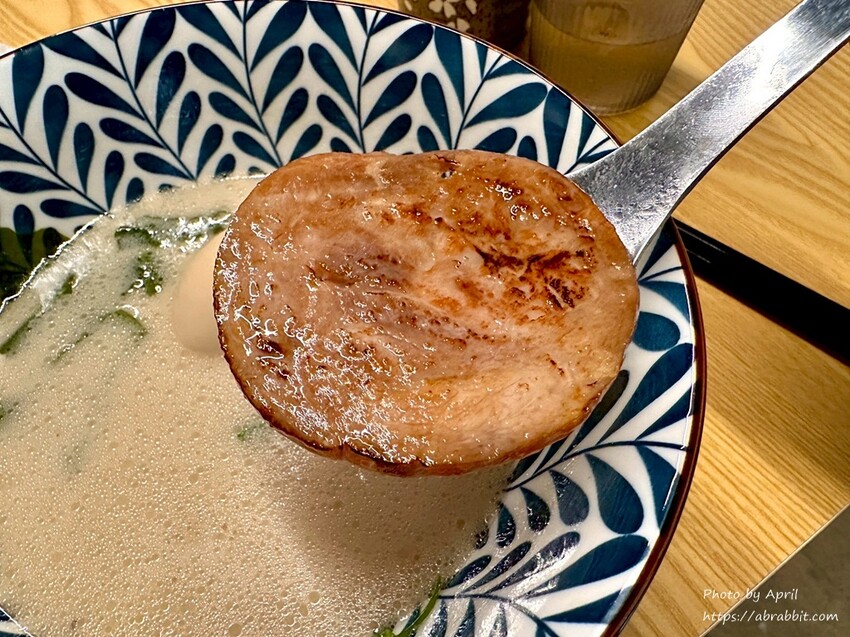 台中拉麵必吃!浘拉麵135元豚骨拉麵,免費加麵吃到飽。