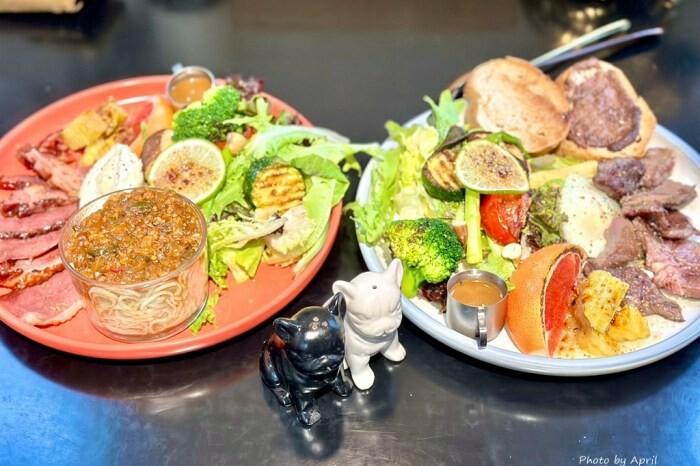 台中拉麵必吃!浘拉麵135元豚骨拉麵,免費加麵吃到飽。