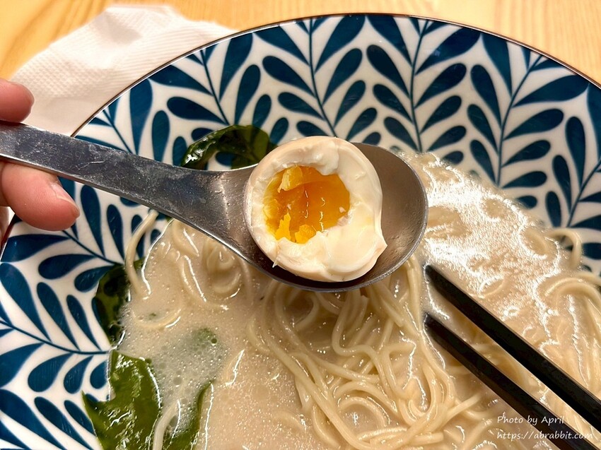 台中拉麵必吃!浘拉麵135元豚骨拉麵,免費加麵吃到飽。