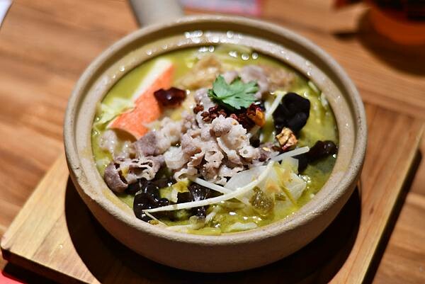 高雄左營砂鍋煲！山城飯桌砂鍋煲道地重慶酸菜魚，一個人也能吃。