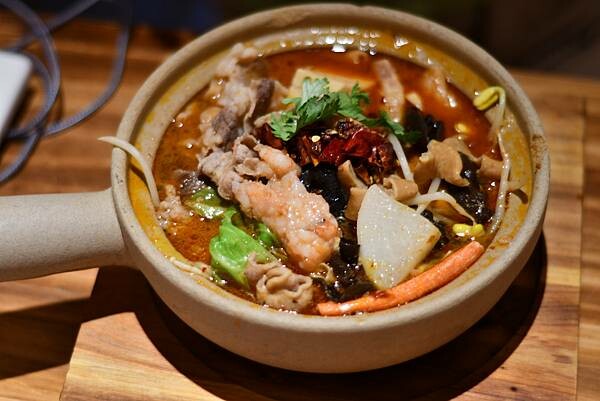 高雄左營砂鍋煲！山城飯桌砂鍋煲道地重慶酸菜魚，一個人也能吃。