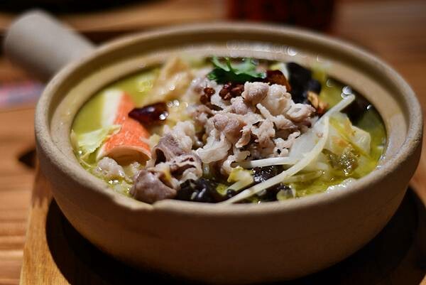 高雄左營砂鍋煲！山城飯桌砂鍋煲道地重慶酸菜魚，一個人也能吃。