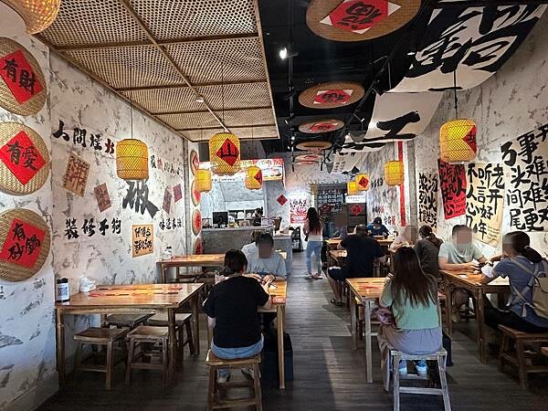 高雄左營砂鍋煲！山城飯桌砂鍋煲道地重慶酸菜魚，一個人也能吃。