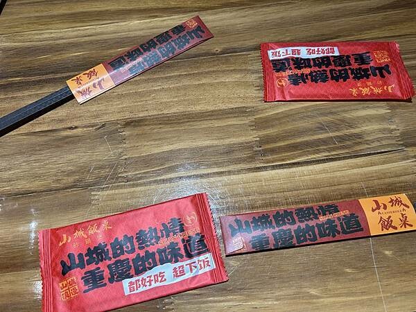 高雄左營砂鍋煲！山城飯桌砂鍋煲道地重慶酸菜魚，一個人也能吃。