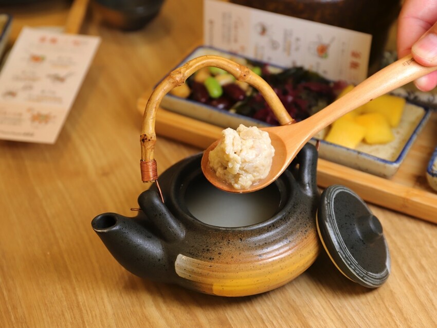 Mochi Mochi 鬆餅屋:必吃日本釜飯一飯三吃超澎湃/舒芙蕾鬆餅完美甜點/台南三井店午晚餐推薦