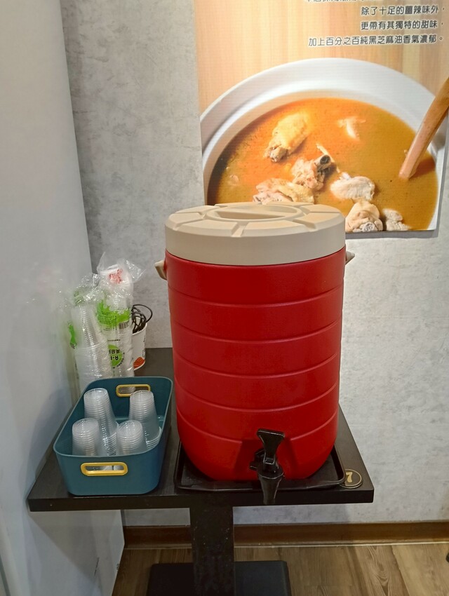 從彰化來的好吃大份量粵式胡椒雞,好多雞腿肉，桃園第一家~還有獨家滷肉米干，只有桃園才有！！