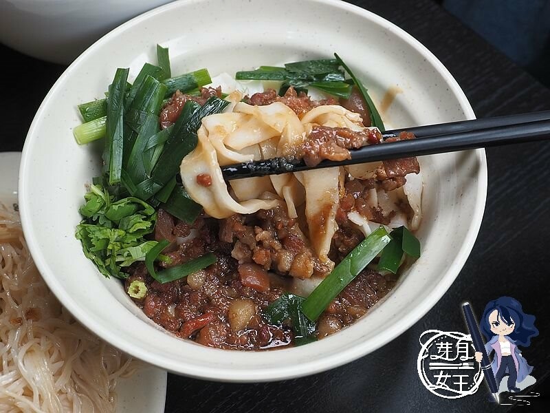 從彰化來的好吃大份量粵式胡椒雞,好多雞腿肉，桃園第一家~還有獨家滷肉米干，只有桃園才有！！