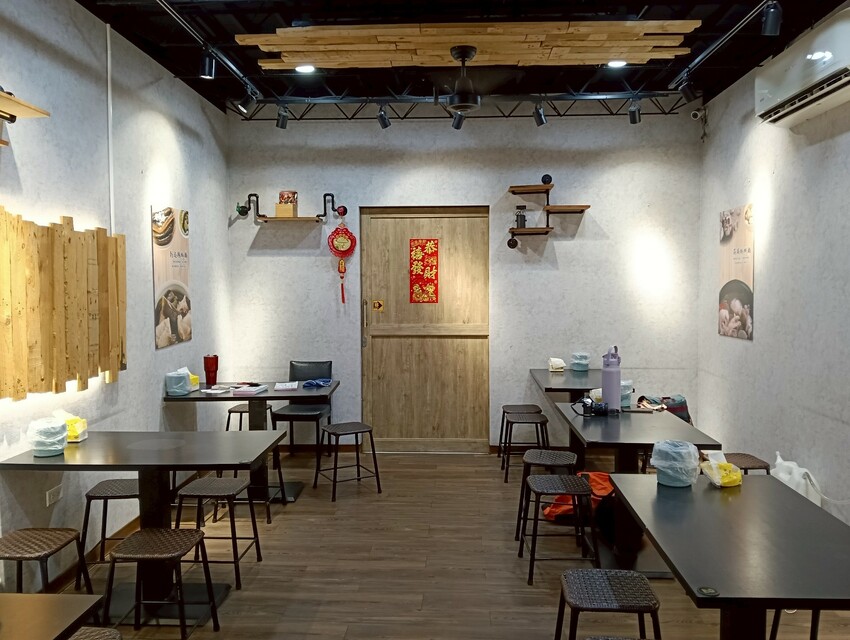 從彰化來的好吃大份量粵式胡椒雞,好多雞腿肉，桃園第一家~還有獨家滷肉米干，只有桃園才有！！