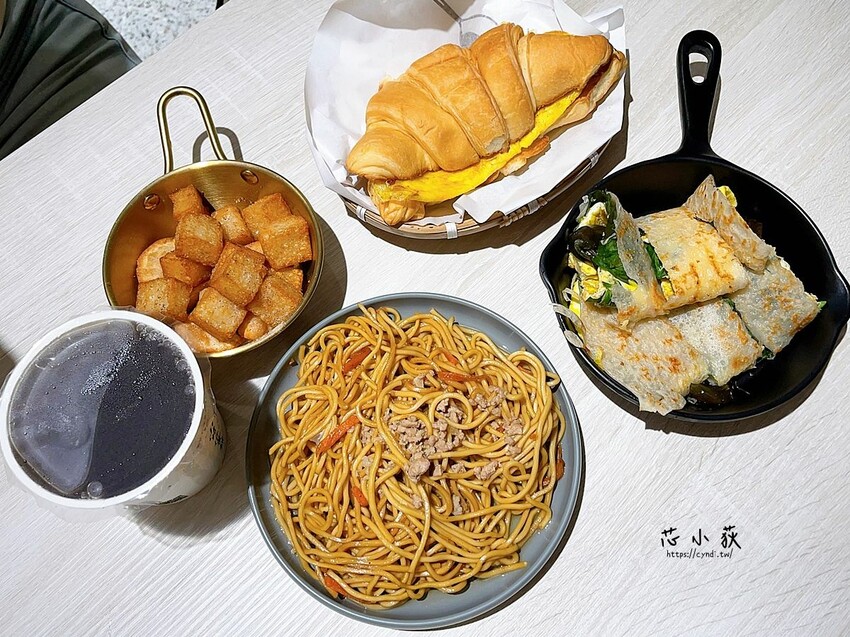 小時候蛋餅 民權店，台中火車站文青風超美手工粉漿蛋餅專賣店，口味多達24種，吐司 可頌 菠蘿 炒麵 厚片 - Cyndi loves享食天堂