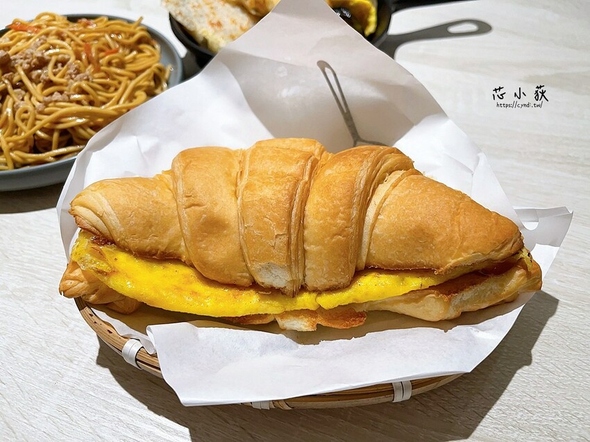 小時候蛋餅 民權店，台中火車站文青風超美手工粉漿蛋餅專賣店，口味多達24種，吐司 可頌 菠蘿 炒麵 厚片 - Cyndi loves享食天堂