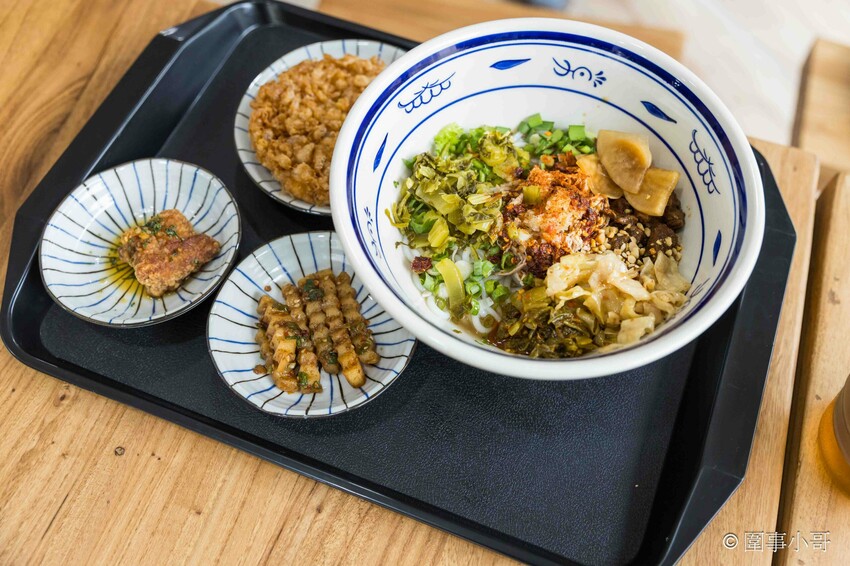 宜蘭羅東美食推薦-甩壹碗雲南米線專賣店，十幾種佐料任你加，老闆記憶裡的雲南米線就要這樣吃才好吃！！！ @圍事小哥的幸福相框