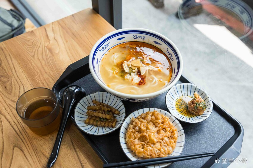 宜蘭羅東美食推薦-甩壹碗雲南米線專賣店，十幾種佐料任你加，老闆記憶裡的雲南米線就要這樣吃才好吃！！！ @圍事小哥的幸福相框