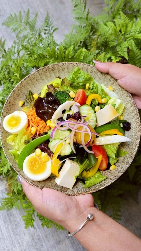 喜啵餐室|懷舊氛圍裡的人氣手作三角飯丸、野菜沙拉,打開食慾美食就在這!!