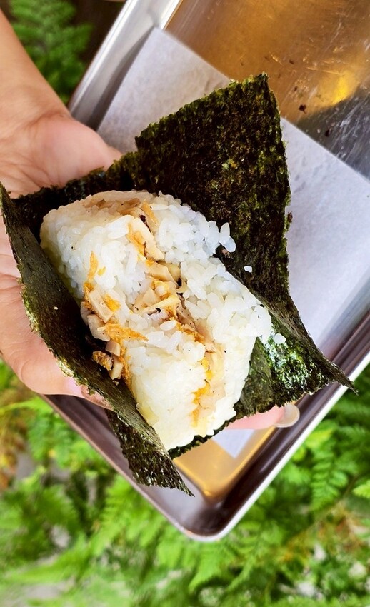 喜啵餐室|懷舊氛圍裡的人氣手作三角飯丸、野菜沙拉,打開食慾美食就在這!!