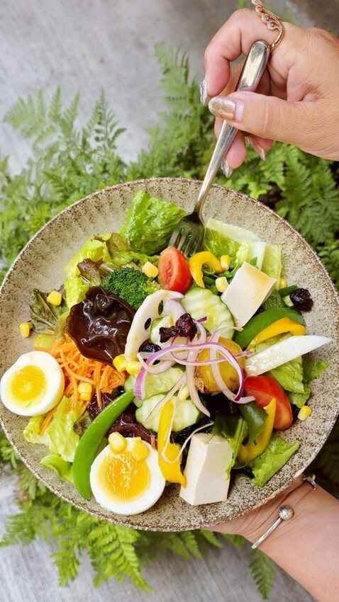 喜啵餐室|懷舊氛圍裡的人氣手作三角飯丸、野菜沙拉,打開食慾美食就在這!!