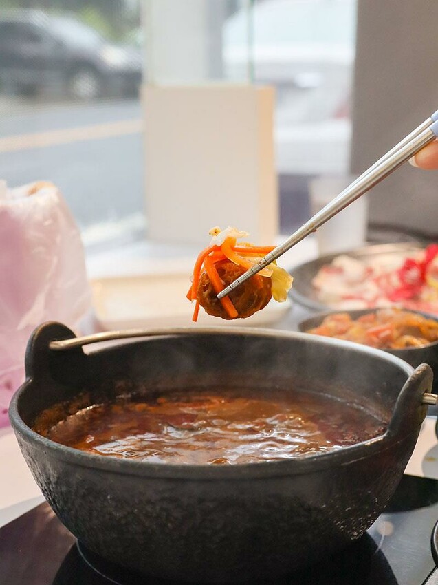 竹北火鍋推薦玖享聚鍋物！299元平日商業午餐，搭吃到飽自助吧超值。