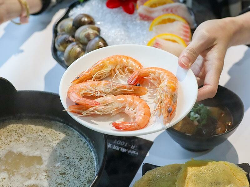 竹北火鍋推薦玖享聚鍋物！299元平日商業午餐，搭吃到飽自助吧超值。